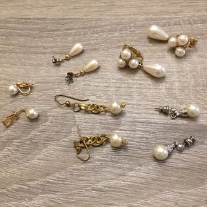 Lot of vintage peals earrings.